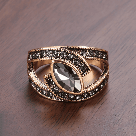 Elegant sort krystalring