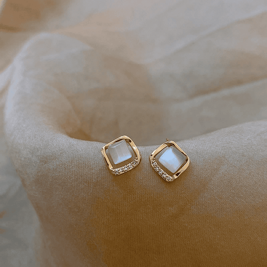 Elegante øreringe med guldmånekrystal