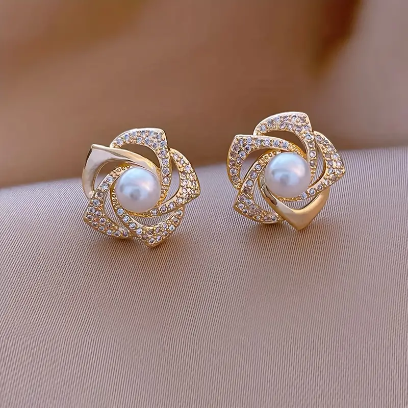 Elegante lyse spiralperleøreringe