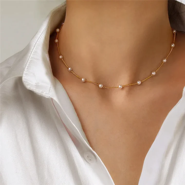 Elegant necklace with small pearls