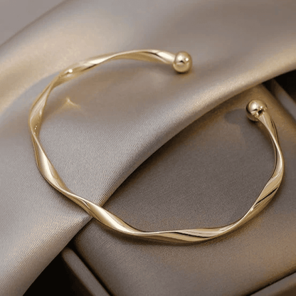 Elegant åbent armbånd i guld