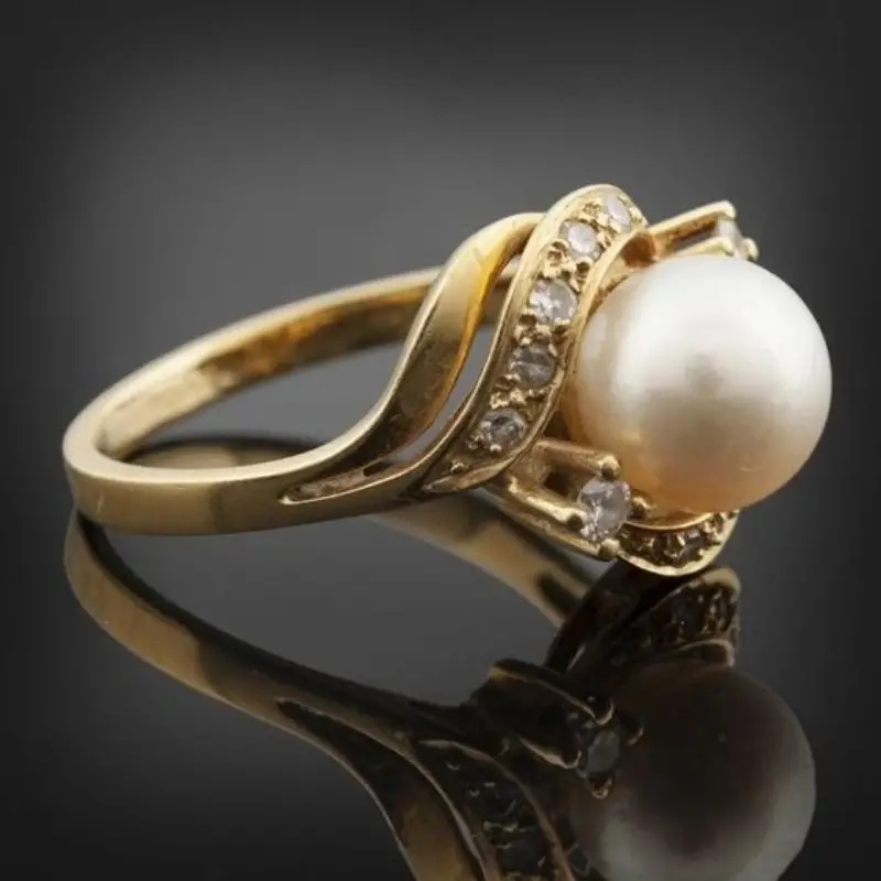 Elegant ring with pearl and gold