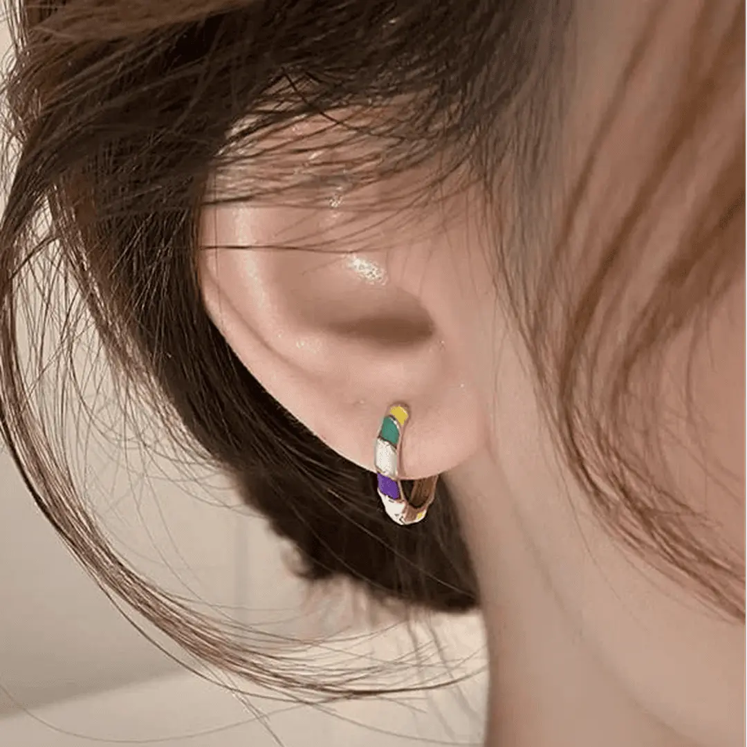 Chic golden enamel earrings