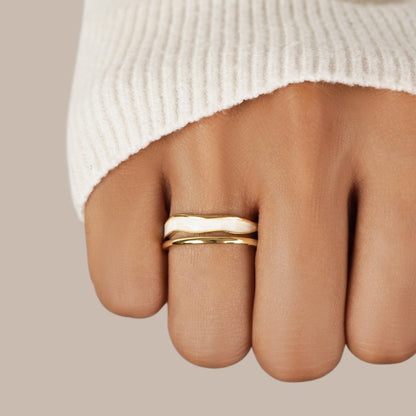 Beatrix – Gylden ring med enkel silhouette