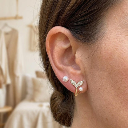Earring with pearl and whale tail