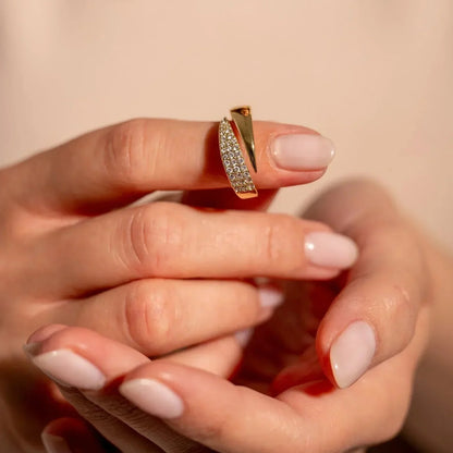 Elegant Guldring med Funklende Sten