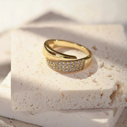 Elegant Guldring med Funklende Sten