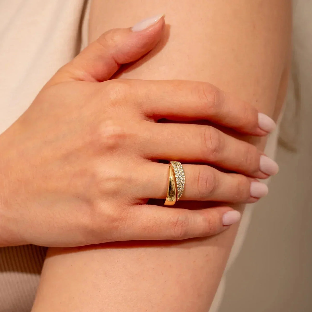 Elegant Guldring med Funklende Sten